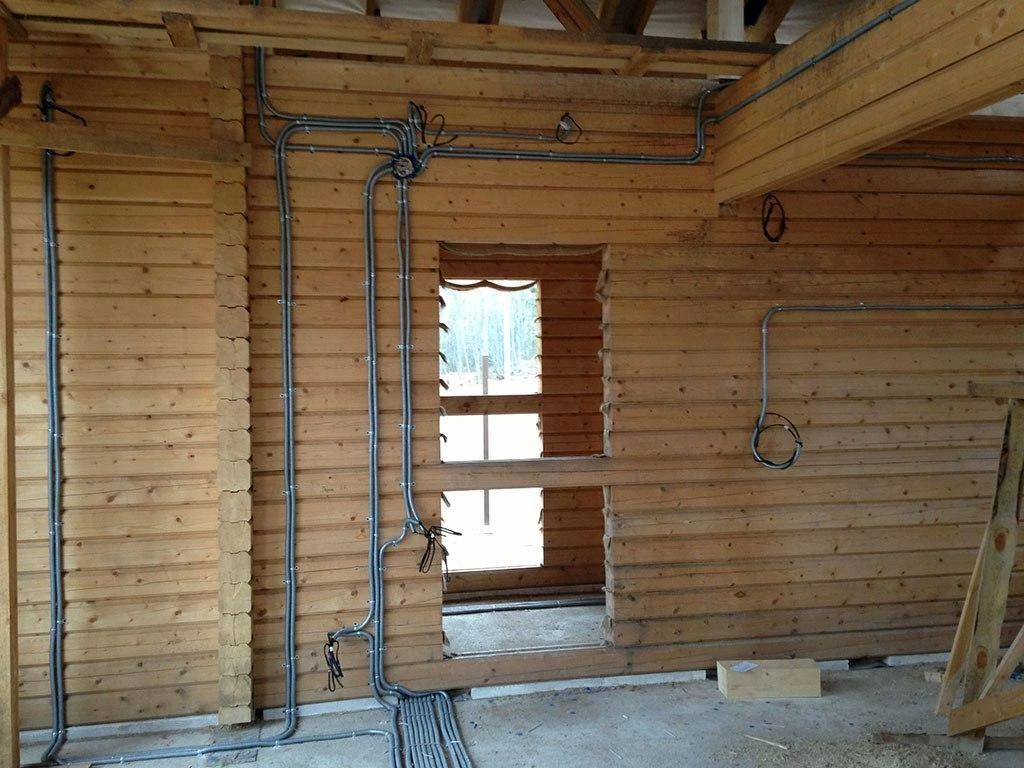 Изображение проводки в деревянном доме 